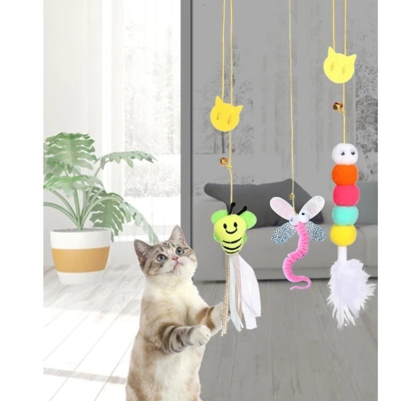 Brinquedo Pendurado p/ Gatos – Lagarta com Pena, Sino e Corda – Anti-Estresse, Gato Brinca Sozinho – Envio Nacional