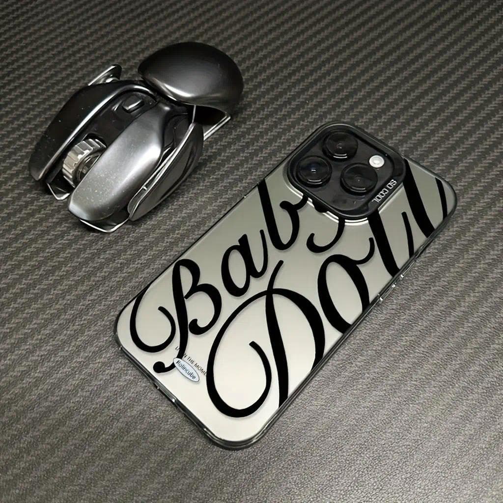 Capinha para iPhone 17/16/15/14/13/12 Pro Max Kit 2 Capinhas com Letra Cursiva Baby Doll, Estilo Retrô Anti-Queda