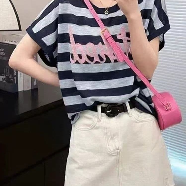 150kg fino ligeiramente transparente feminino listrado impresso de manga curta camiseta feminina 2026 Design nicho topo