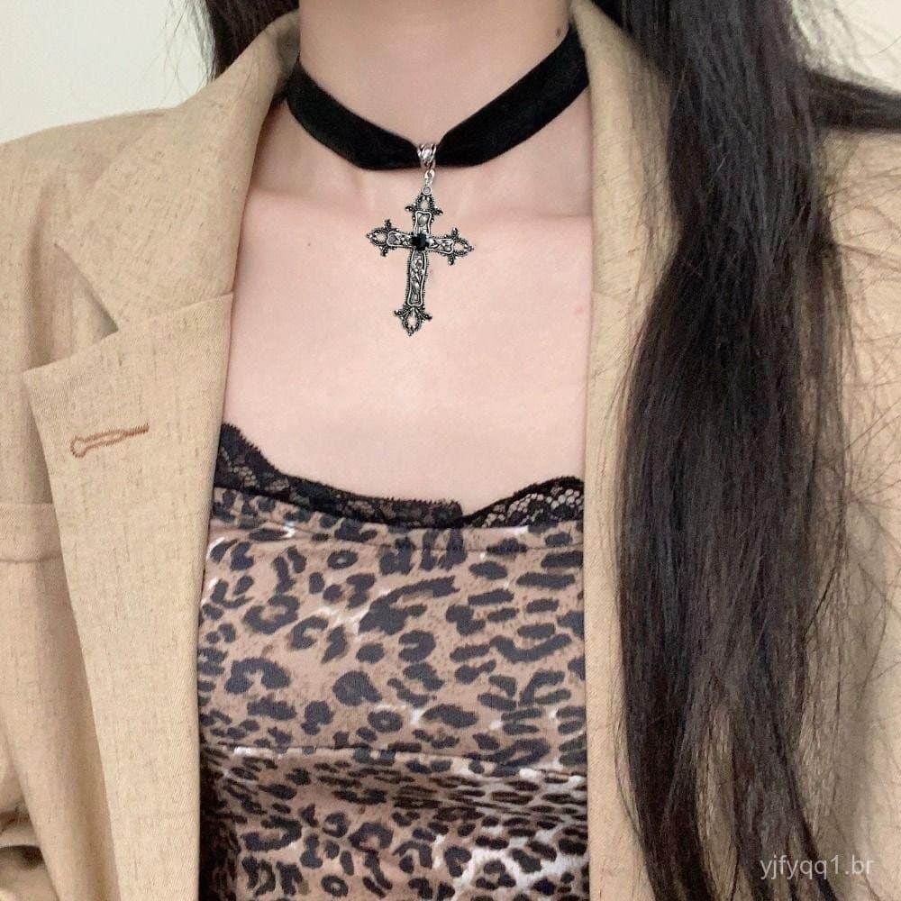 Colar, veludo preto, estilo punk, com um toque decadente, contas em forma de cruz, pingente de cruz.