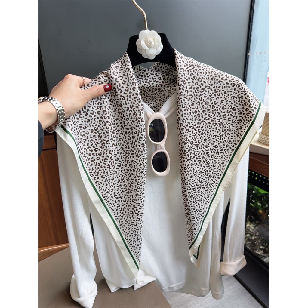 Estilo intelectual leopardo impressão lenço de seda feminino combinando camisa triângulo cachecol xale High-End sentido