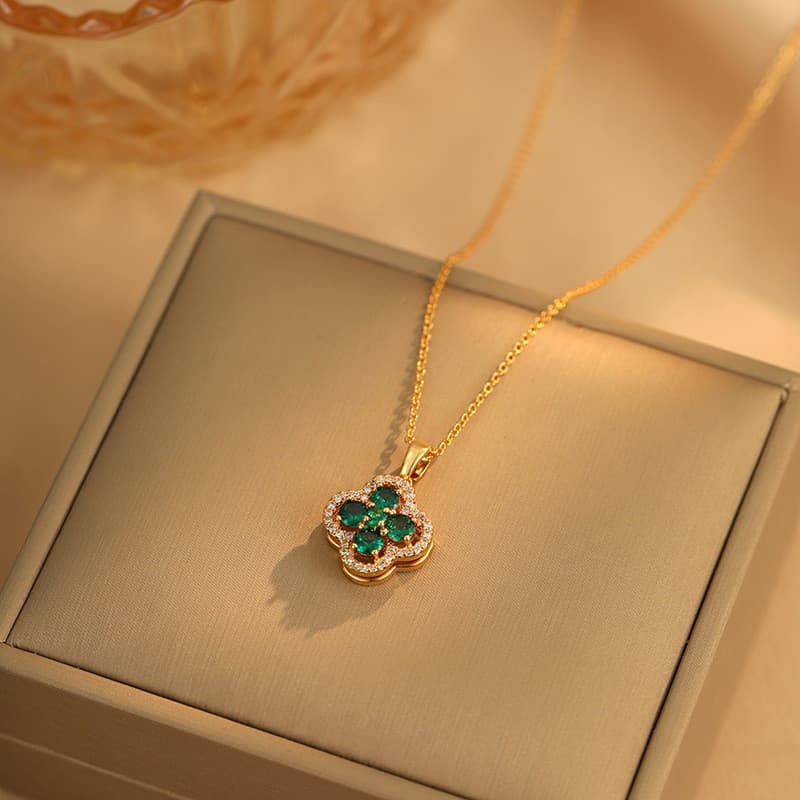 Colar de esmeralda com flor de quatro folhas para mulheres, design exclusivo.