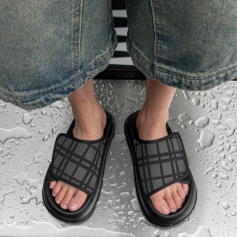 Chinelos masculinos verão exterior Wear 2025 novo estilo grade preta simples High-End praia antiderrapante areia de sola