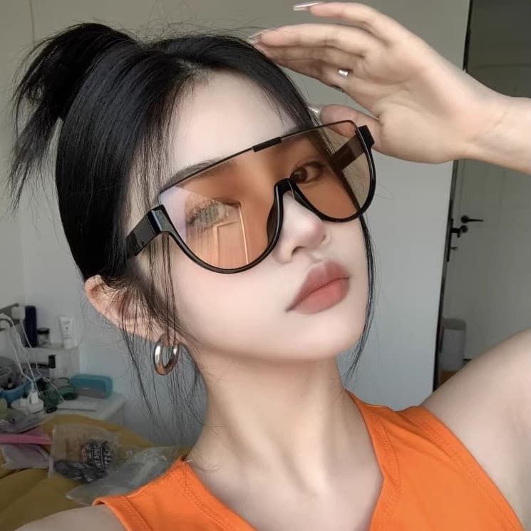 Óculos de sol femininos elegantes com armação grande e lentes integradas, que afinam o rosto, estilo urbano multicolorid