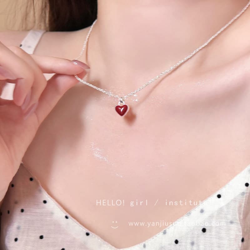 Colar com pingente de amor francês feminino 2026 novo estilo luz luxo nicho Design High-End doce clavícula corrente cola
