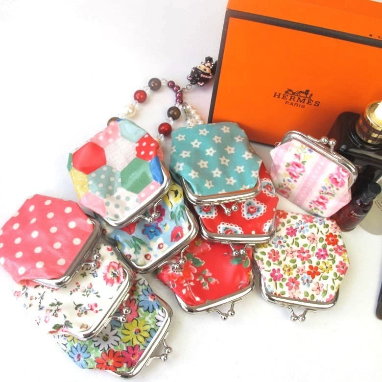 [20% de desconto] Várias bolsas pequenas e doces com botões para moedas