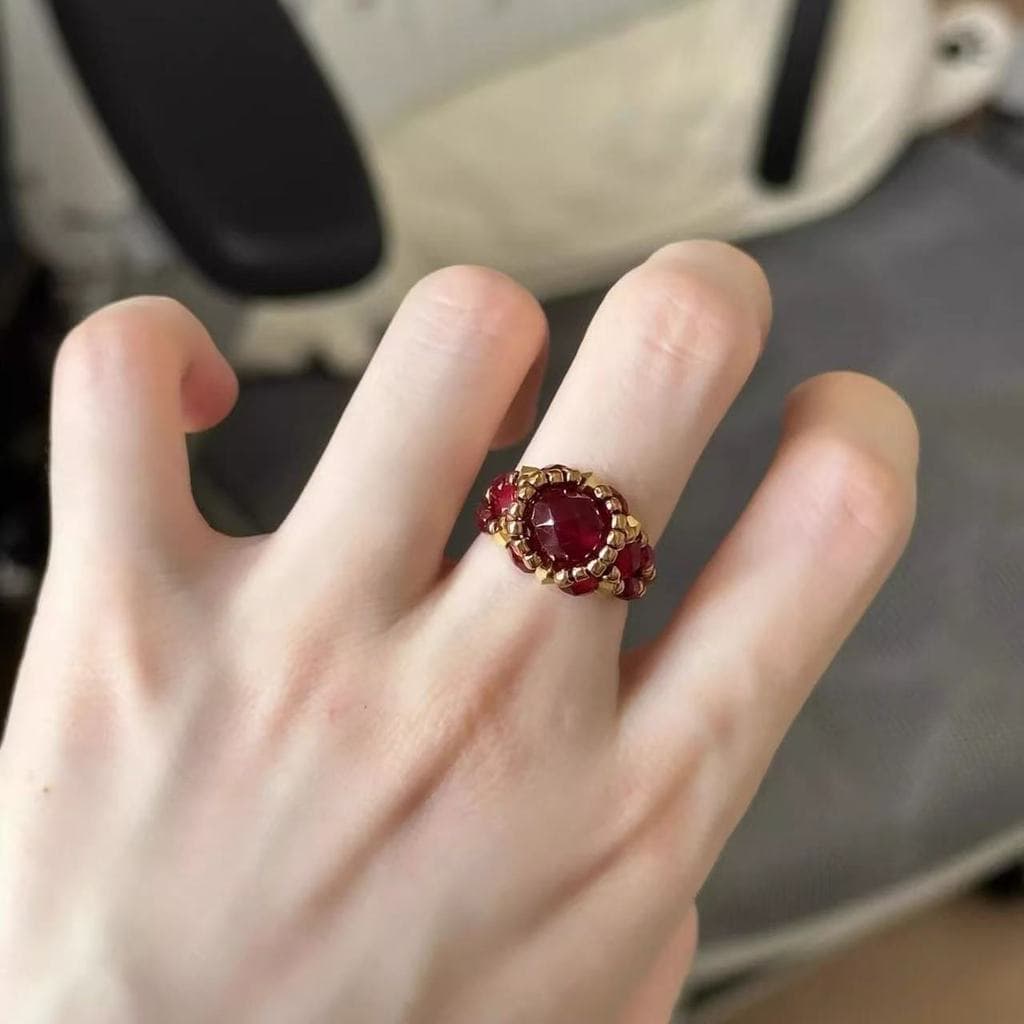 Vinho vermelho frisado anel ins incrustado único francês Retro simples moda High-End luz anel de luxo feminino