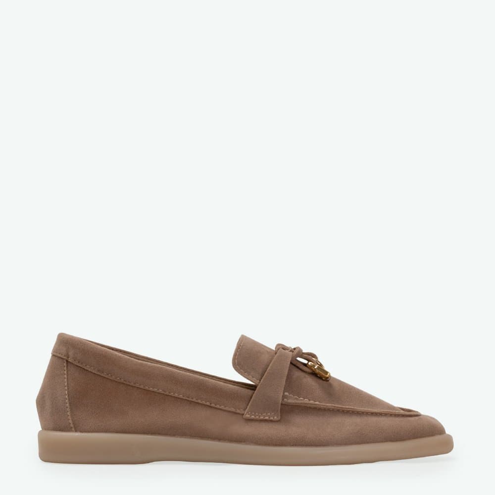 Sapato Mocassim Camurça Bico Redondo Detalhe Dourado