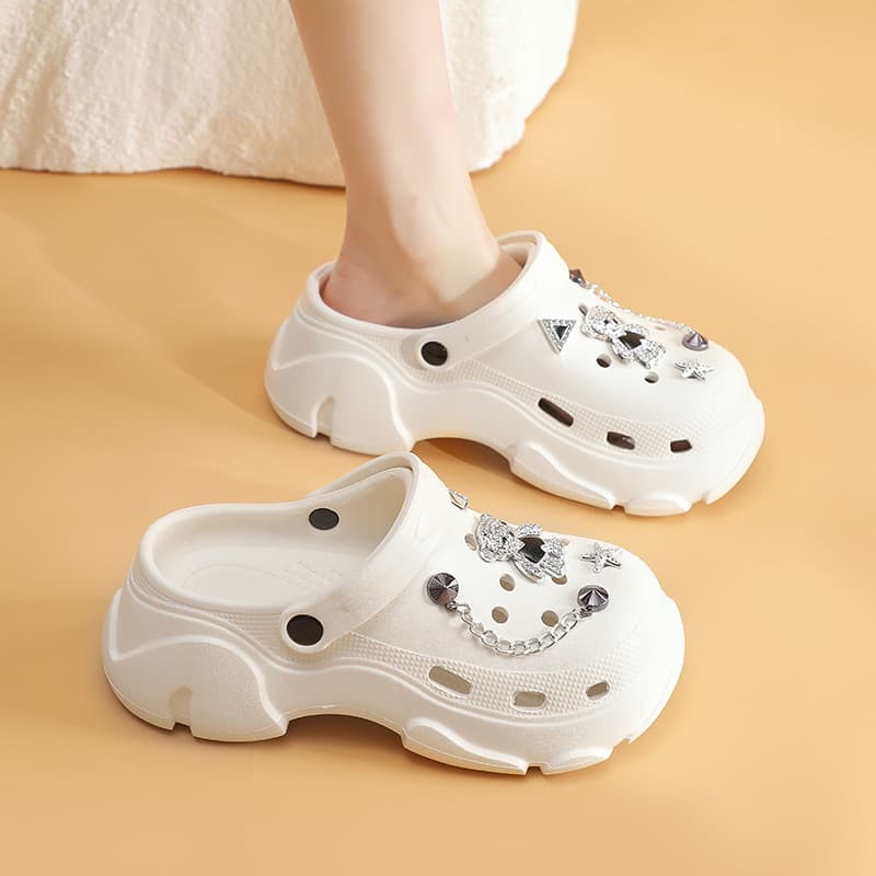 High-End sentimento dopamina buraco sapatos femininos 2026 verão novo estilo duas usar sandálias Baotou merda-pisando An