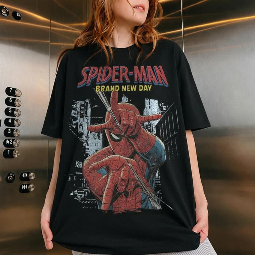Camiseta Masculina Feminina Oversized Estampa Homem-Aranha Cidade Urbana Frase Brand New Day Estilo Desgastado