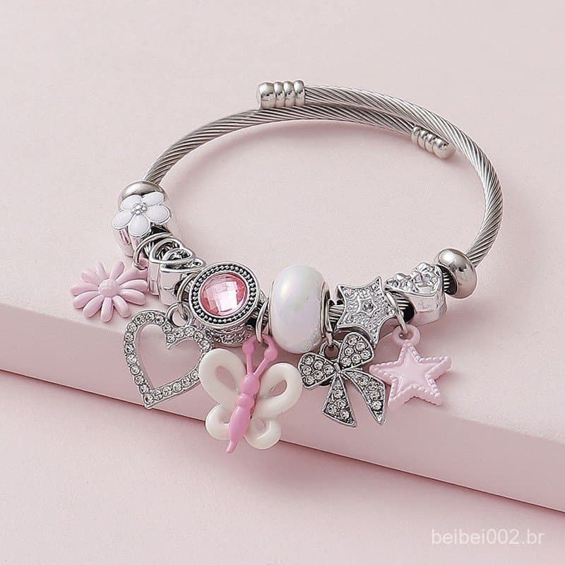 Esta nova pulseira é feita de aço inoxidável e apresenta detalhes incrustados. É elegante, casual e única.