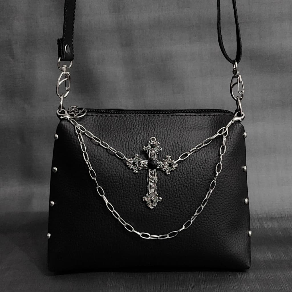 Bolsa Tiracolo Crucifixo Estilo Gótico com Correntes e Spikes Dark Alternativa