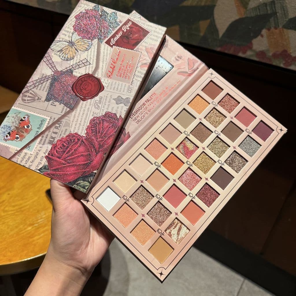 Paleta de sombras de 32 cores em tons terrosos Rose Love Letter com acabamentos matte, glitter e perolado.