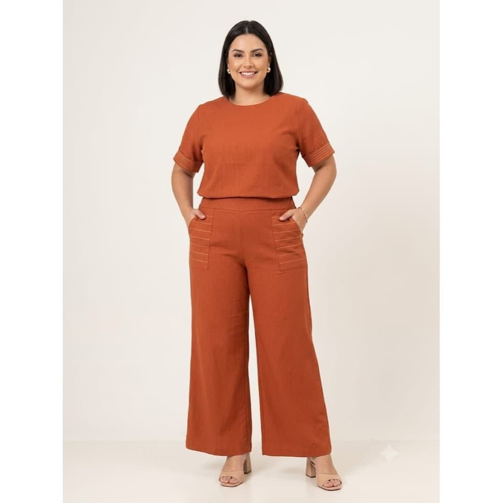 Conjunto Feminino Plus Size em Tecido Sensorial – Marrom  Conjunto feminino plus size moderno, confortável e elegante, c