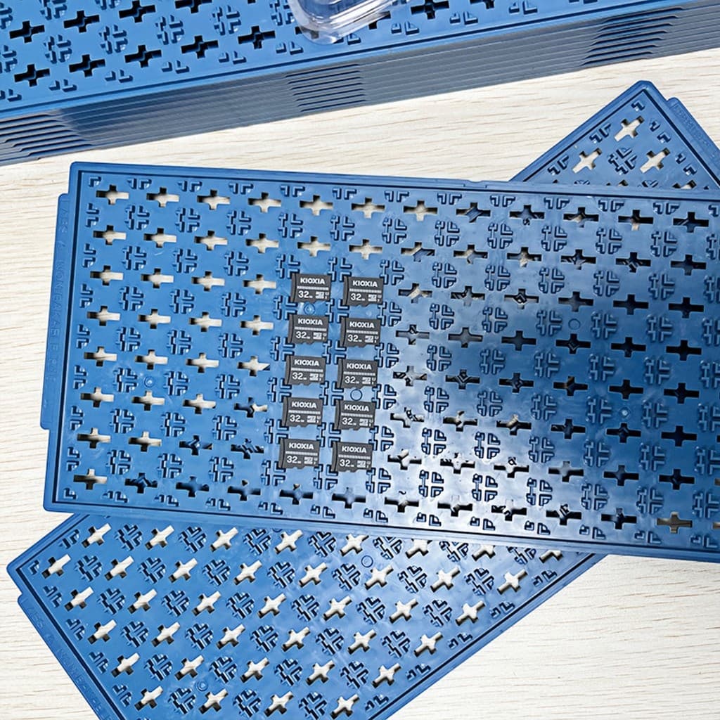 Bandeja de cartão de memória TF Bandeja de armazenamento de bandeja de plástico azul MicroSD Uma bandeja pode conter 120