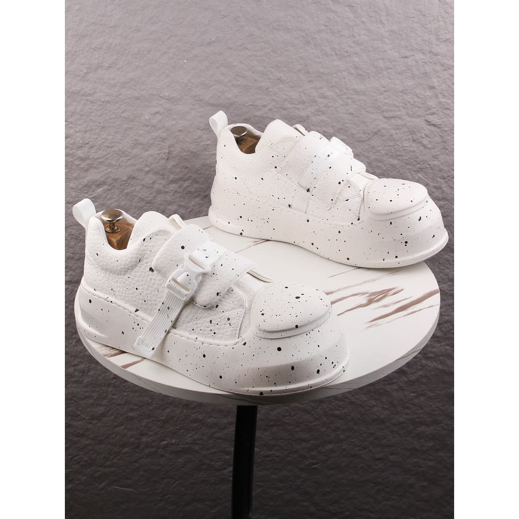 Preto Graffiti tênis de sola grossa adesivos masculinos Street Wear aumento interno sapatos casuais Retro 2026 novo esti