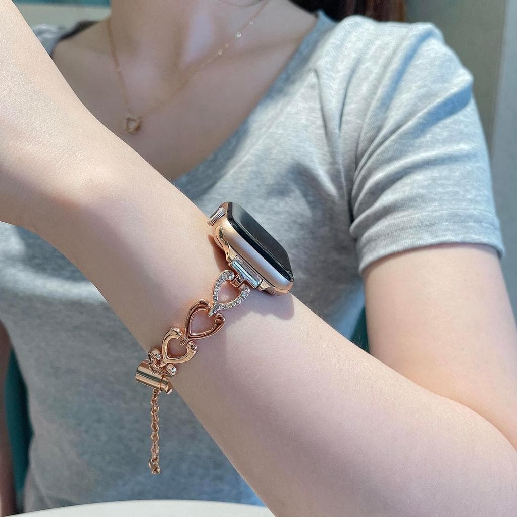 Pulseira De Metal Com Elo De Coração Oco Pingente De Trevo Para Apple Watch 40 41 44 45 49mm Decoração De Strass Relógio