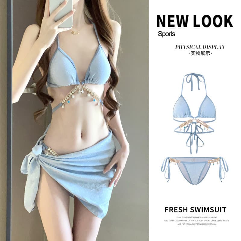 Conjunto de biquíni de três peças azul-celeste com detalhes de diamantes, ideal para férias na praia e termas.