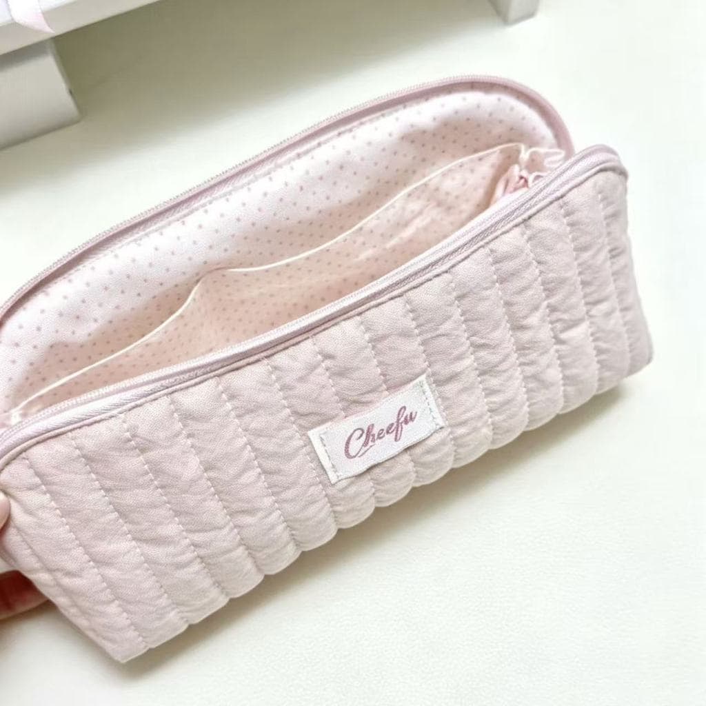 A bolsa de canetas vermelha é macia e possui múltiplas camadas, com um design de ondas rosa, simples e fofa para guardar