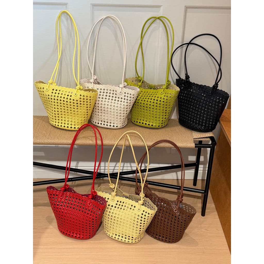 Bolsa bolsa feminina 2026 novo estilo verão férias moda oco nicho tecido saco de couro macio cesta vegetal saco portátil