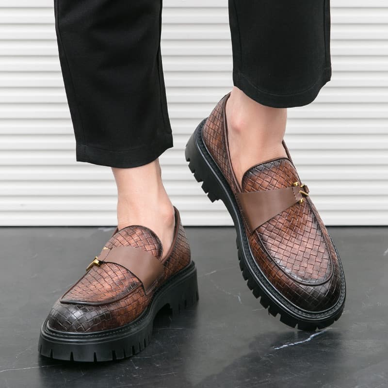 Mocassins masculinos de um Pedal 2026 novos sapatos masculinos tecido aumentando sapatos de couro da moda de sola grossa