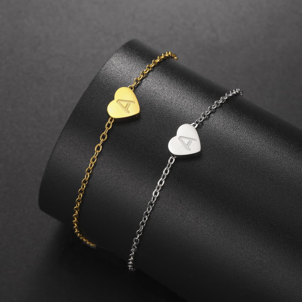 Pulseira de aço titânio com pingente em formato de coração com letras inglesas