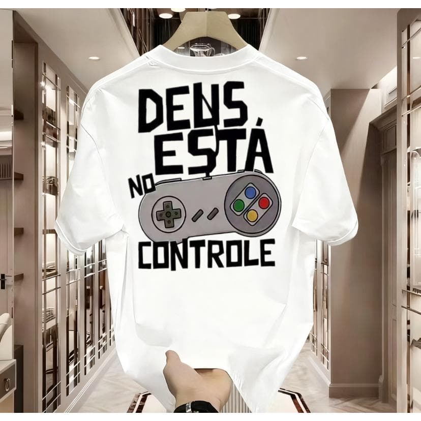 Camiseta Masculina Branca Algodão Xinjiang Estampa Game “Deus Está No Controle” Para Igreja e Praia Casual