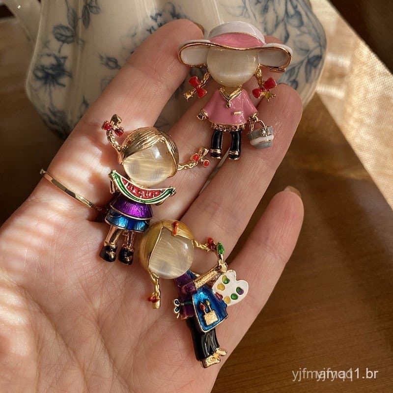Exquisito broche de opala esmaltada, adequado como acessório para roupas delicadas de meninas e uma ótima opção de prese