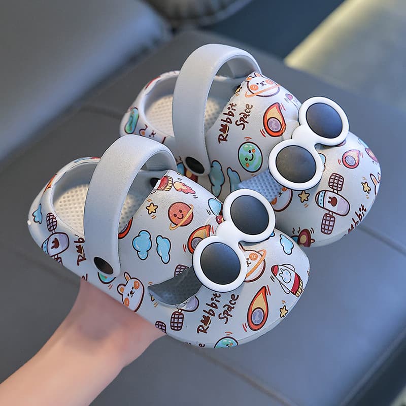 Sandálias de bebê menino 2026 novo estilo verão crianças buraco sapatos interior sola macia ao ar livre usar antiderrapa