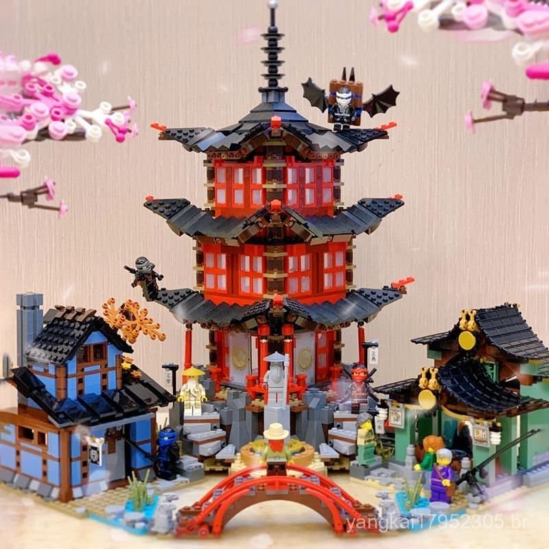 Compatível com blocos LEGO, a série "Aldeia Ninja Aérea - Templo Ninja Fantasma" é um modelo de montagem para adultos de