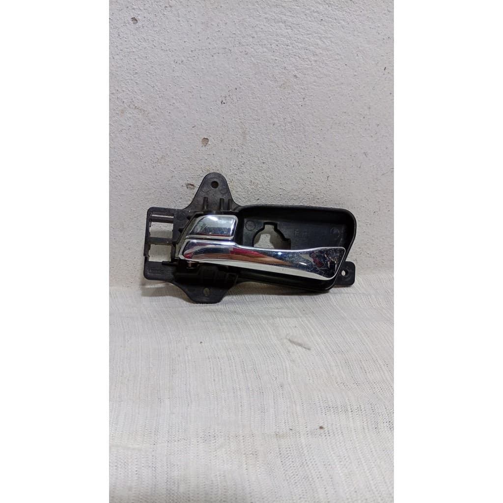 MAÇANETA INTERNA PORTA TRASEIRA ESQUERDA HYUNDAI I30 07/12