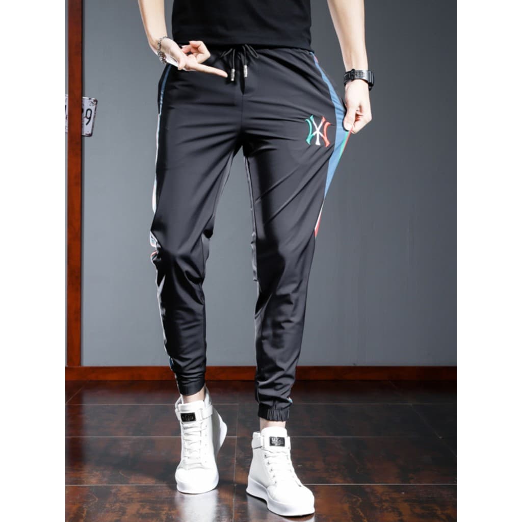 Verão estilo fino bordado calças masculinas casuais versão coreana na moda Leggings calças Street Wear gelo seda calças