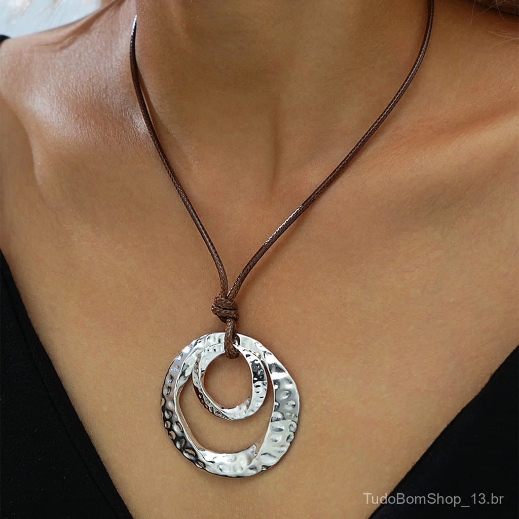 Colar minimalista de metal de alta qualidade com design de anel redondo, popular na moda europeia e americana.