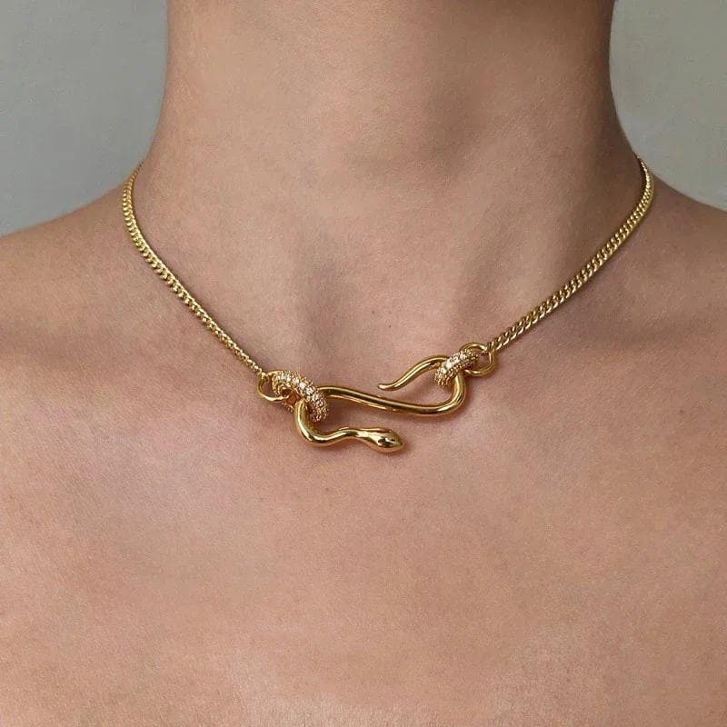 Colar luxuoso de aço inoxidável em forma de cobra com cristais, unissex, com pingente simples em forma de S, não desbota