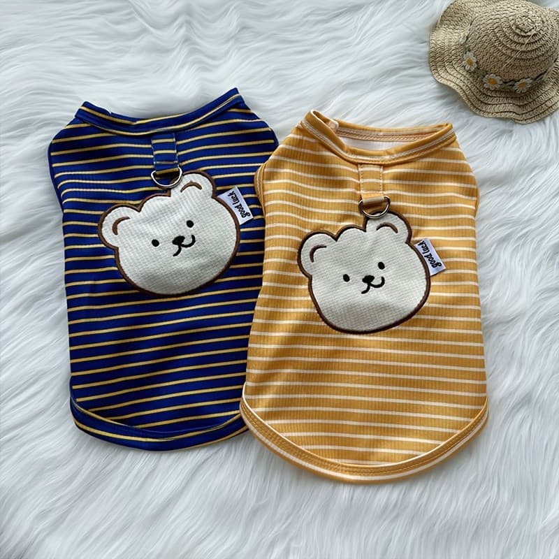 Cães E Gatos De Estimação Fofos Na Primavera No Outono , Com Colete Listrado Design De Ursinho . Adequado Para Cachorrin