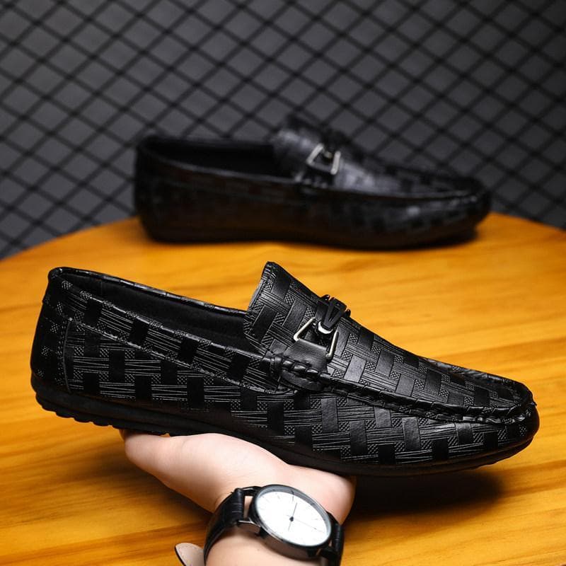 Sapatos masculinos de estoque pronto na moda All-Match ervilhas sapatos masculinos verão respirável mocassins sola macia