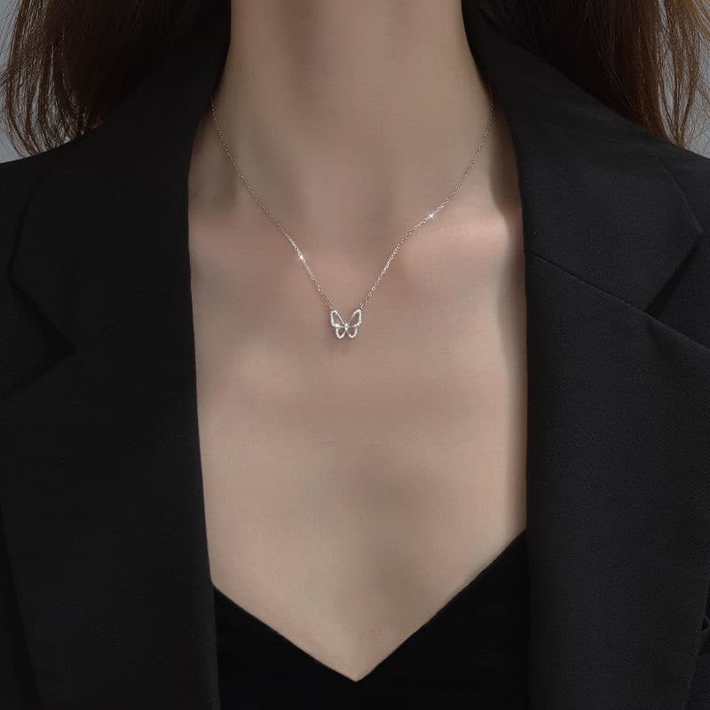 Colar de clavícula com borboleta vazada e detalhes de diamante, com um design único e simples em estilo florestal.