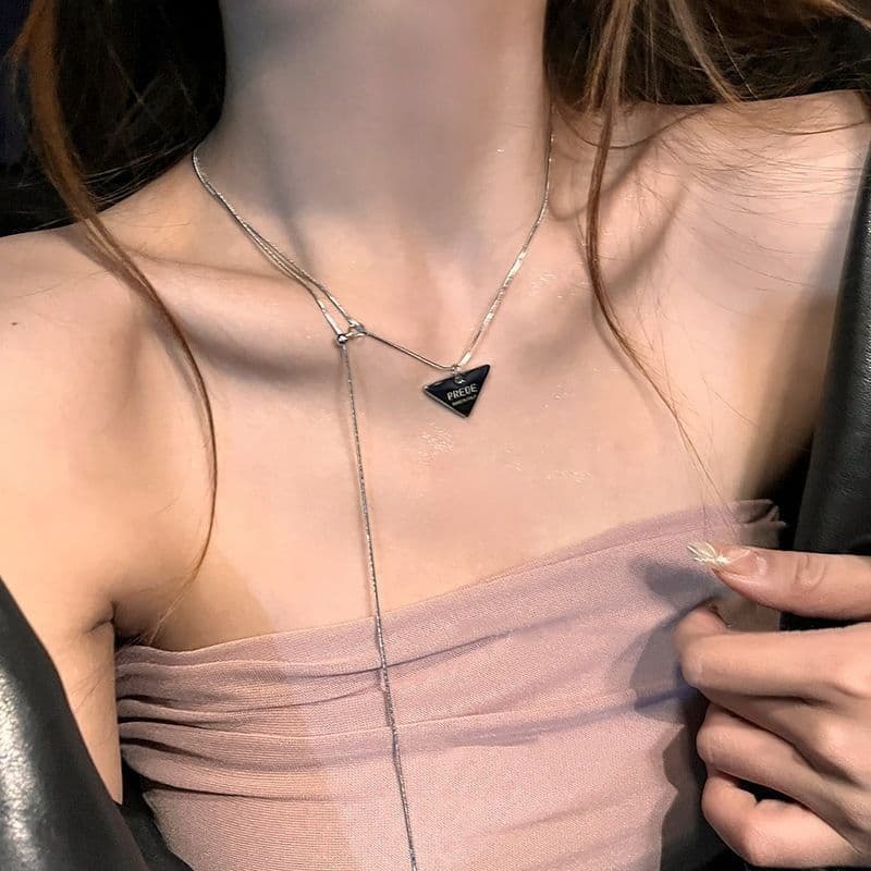 Doce legal ~ Pullable triângulo logotipo colar feminino ins na moda nicho Design titânio aço não-desbotamento All-Match