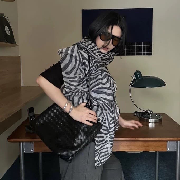 Estilo francês estilo dinheiro antigo preto branco Zebra padrão lenço de seda Retro luz luxo High-End longo cachecol pri