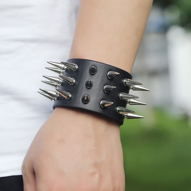 Pulseira de Couro Preta Unissex Estilo Punk com Três Fileiras de Espigões e Rebites, Punho Largo, Gótico Rock