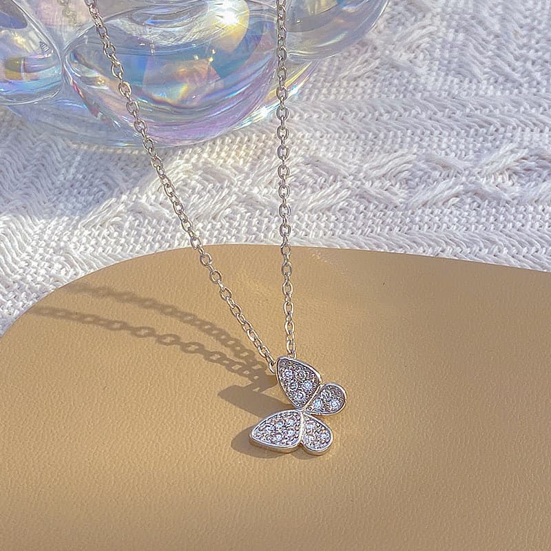 Versão coreana luz luxo prata pequena borboleta pingente titânio aço colar feminino simples All-Match diamante-cravejado