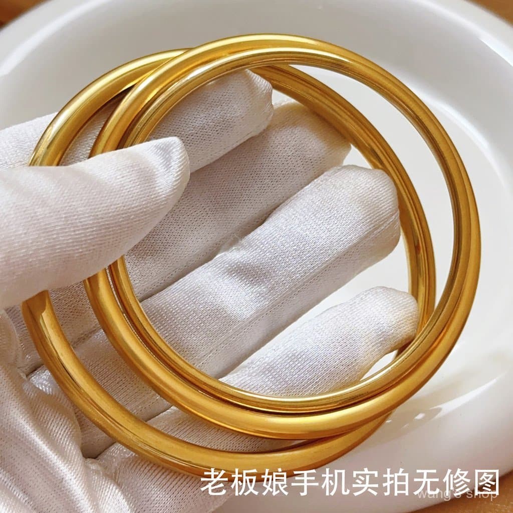 Uma pulseira feminina de estilo étnico tradicional, robusta e durável, em cor dourada que não desbota, uma joia de pulso