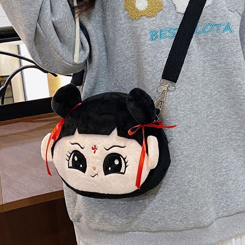 Bolsa de pelúcia Nezha com design de desenho animado, nova e moderna, estilo chinês, bolsa de ombro para meninas com pin