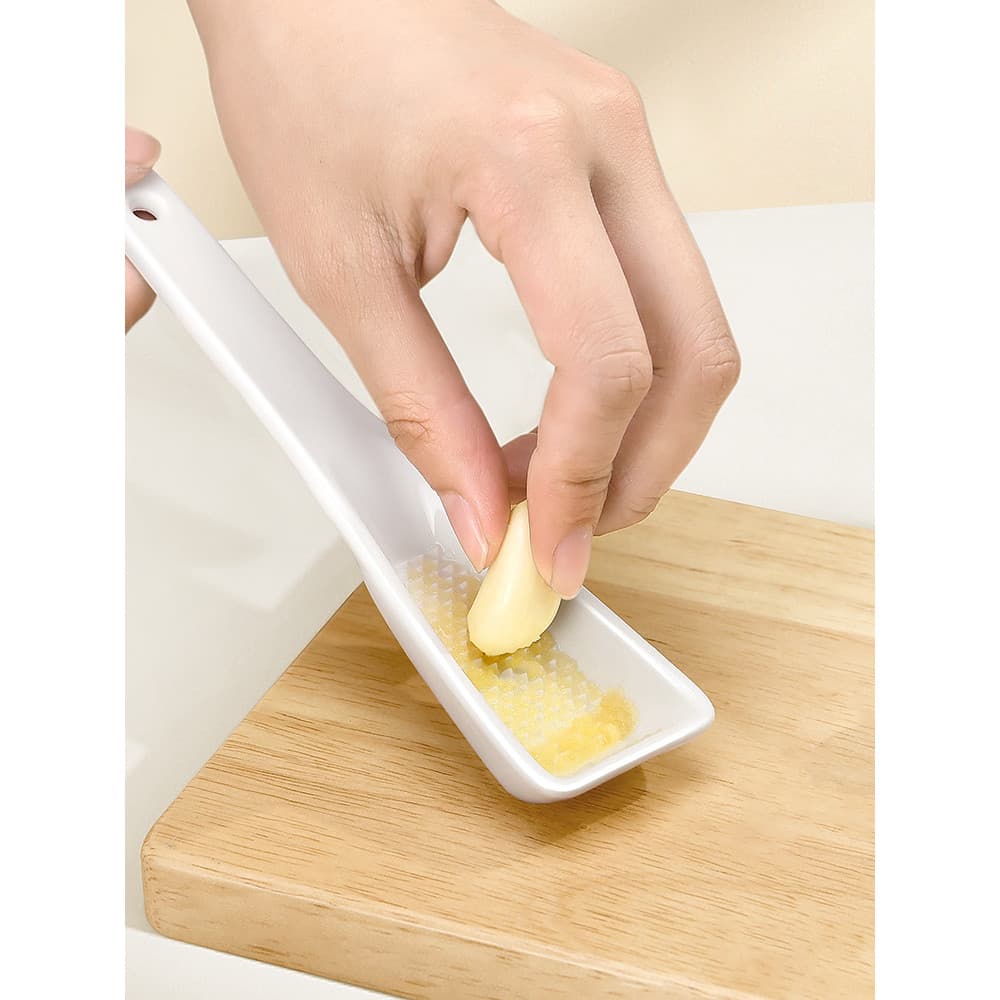 Triturador de alho cozinha doméstica alho gengibre Multi-função suplemento alimentar imprensa Manual colher de moagem ce
