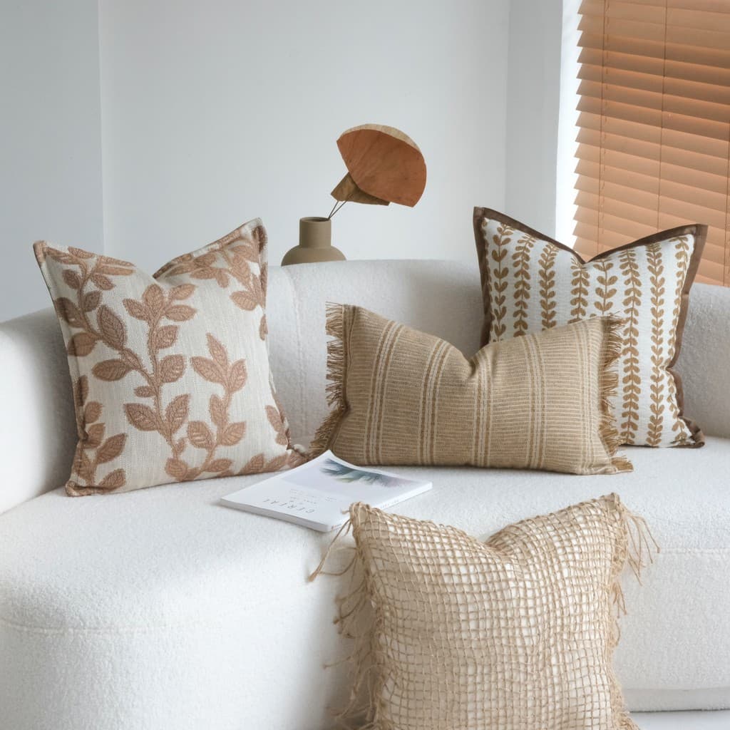 Capa de almofada minimalista em estilo creme com padrão de folhas de plantas e listras de cor sólida, capa para almofada
