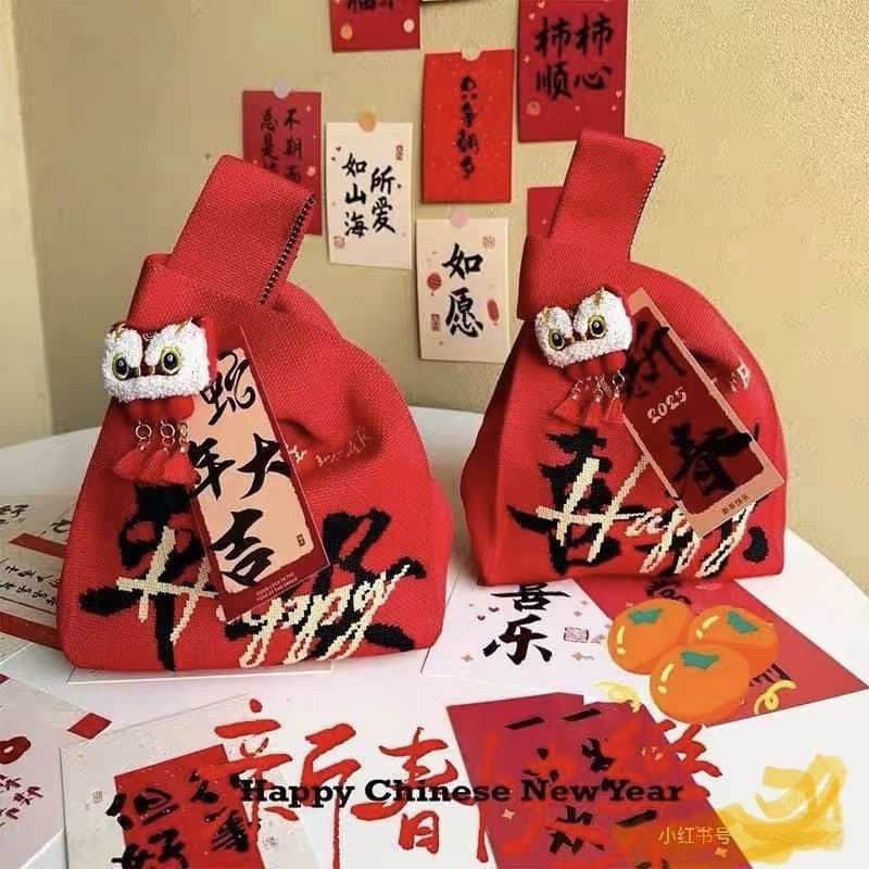 Uma bolsa cheia de charme festivo e elegância, adequada para feriados e uso diário, com padrões florais e design em malh