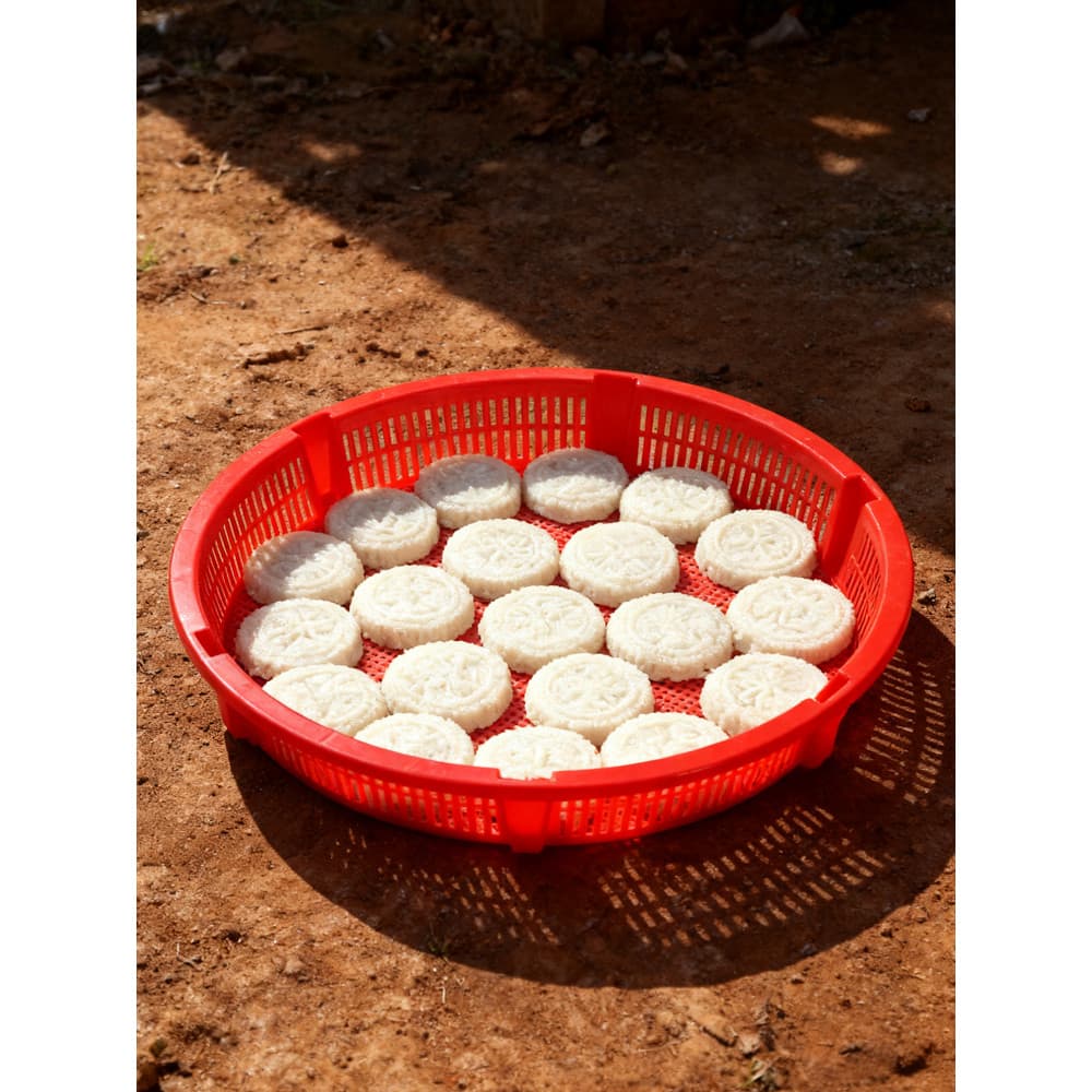 Peneira de deslocamento espessada de cozinha de plástico à moda antiga, peneira redonda Kueh, drenagem de produtos de se