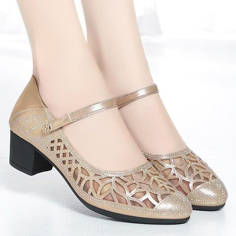 Malha único sapatos femininos 2026 novo estilo verão sapatos femininos respirável mãe sapatos fivela plana oco meia-idad