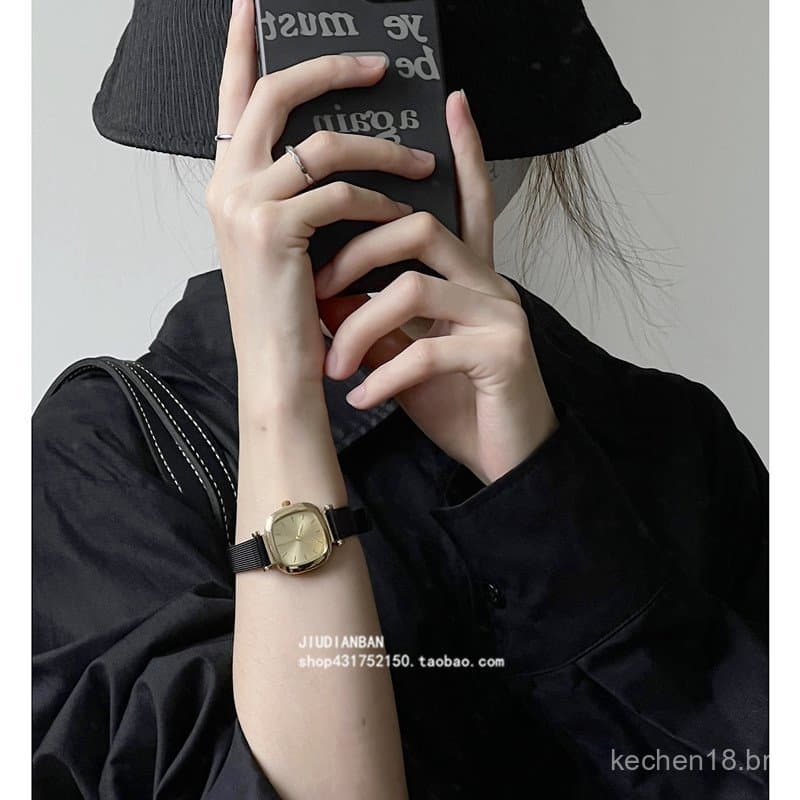 Relógio feminino de nicho popular com design quadrado em preto e dourado, de alta qualidade, luxo discreto, retrô, elega