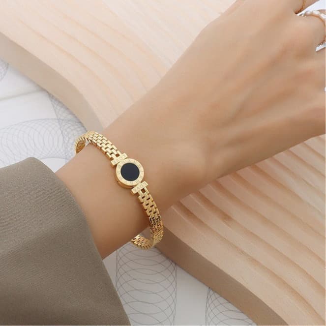 Pulseira de aço inoxidável de moda europeia e americana, não desbota, com numerais romanos e design de coração.